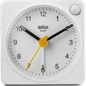 Braun Classic Reiswekkerradio met Snooze en Licht, Compact, Stille Quartz Beweging, Crescendo Pieptoon in Wit, Model BC02XW.