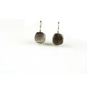 Sophie model Adrina oorringen in zilver grijze steen