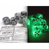 Chessex Borealis D6 16mm Licht Rook/Zilver Lichtgevende Dobbelsteen Set (12 stuks)