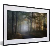 PosterMonkey Fotolijst incl. Poster - Bos - Mist - Bomen - Bospad - Natuur - Planten - 60x40 cm - Posterlijst