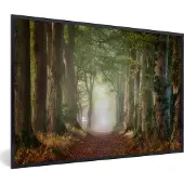 PosterMonkey Fotolijst incl. Poster - Bos - Pad - Bospad - Bomen en planten - Mist - Herfst - Bladeren - 90x60 cm - Posterlijst