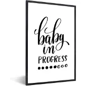 PosterMonkey Fotolijst incl. Poster - Baby in progress - Quotes - Zwangerschap - Spreuken - 80x120 cm - Posterlijst