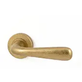 Hardbrass Gatdeel rechts deurkruk Silvia op rond rozet - messing getrommeld