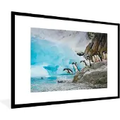 PosterMonkey Fotolijst incl. Poster - Pinguïns op Antarctica duiken het water in - 90x60 cm - Posterlijst