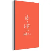 MuchoWow Wanddecoratie Metaal - Aluminium Schilderij Industrieel - Life is better in a bikini - Oranje - Quote - 60x90 cm - Dibond - Foto op aluminium - Industriële muurdecoratie - Voor de woonkamer/slaapkamer