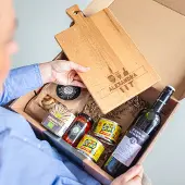 Yoursurprise Borrelpakket met gegraveerde houten serveerplank