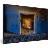 PosterMonkey Fotolijst incl. Poster - Zand - Blauw - Deur - Architectuur - 120x80 cm - Posterlijst