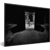 PosterMonkey Fotolijst incl. Poster - Deur - Fiets - Straat - Architectuur - 80x60 cm - Posterlijst