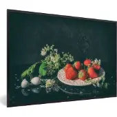 PosterMonkey Fotolijst incl. Poster - Aardbeien - Schilderij - Stilleven - Bloemen - Ei - Bord - 60x40 cm - Posterlijst