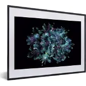 PosterMonkey Fotolijst incl. Poster - Een close-up van Peruaanse lelies op een zwarte achtergrond - 40x30 cm - Posterlijst