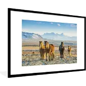 PosterMonkey Fotolijst incl. Poster - IJslander paarden in een winters berglandschap - 120x80 cm - Posterlijst