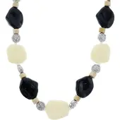 Behave Zwart met witte kralen ketting en zilverkleurige rozen