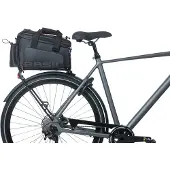 Basil Miles XL Pro Bagagedragertas 9-36L Zwart/Oranje Waterdicht Tarpaulin Uitklapbaar Bidonvak Helmhouder Voor E-bike & Dagtocht