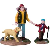 Lemax Vail Village Kerstdorpminiatuur Hiking Buddies (wandelaars Met Hond) 5 X 8 X 7,4 Cm 2-delig
