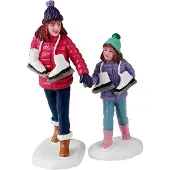 Lemax Vail Village Kerstdorpminiatuur Skating Sisters (schaatsende Zussen) 3,4 X 4,3 X 7,2 Cm 2-delig