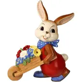 Goebel Paashaas Zo mooi is de Lente Verzamelfiguur, konijn jongen met kruiwagen en bloemen (1 stuk)