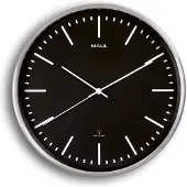MAUL Fly radiogestuurde aluminium wandklok zilvergrijs met zwarte wijzerplaat (Ø 30,5 cm)