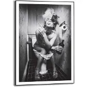 Praxis Schilderij Toiletzaken Toiletposter - Vrouw Op Toilet - Sigaret - Wodka - Slim Frame 50x70 Cm Mdf Zwart-wit