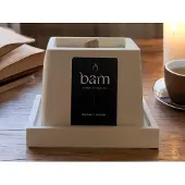 Bam Snowy Musk Geurkaars met Houten Wiek – Wit Vierkant Potje – Vegan Geurkaars van Natuurlijke Zonnebloemwas – 30 Branduren – Handgemaakt in België