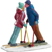 Lemax Vail Village Kerstdorpminiatuur First Ski Date (kussend Stel) 7,6 X 7 X 3,7 Cm