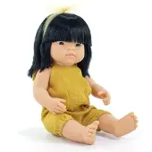 Miniland Aziatisch popmeisje, 38 cm groot, gekleed in een mosterdgele overall, met een geparfumeerd lichaam, uit de collectie "My Friends and Me"