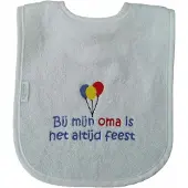 Funnies Witte slab met "Bij mijn oma is het altijd feest" - grootmoeder, babyshower, zwanger, cadeautje, kraamcadeau, grappig, geschenk, baby, tekst, bavet