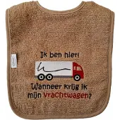 Funnies Bruine (sand) slab met "Ik ben hier! Wanneer krijg ik mijn vrachtwagen?" - Rode vrachtwagen - lief, kraamcadeautje, cadeau, babyshower, roze, chauffeur, truck, trucker, slabber, bavet