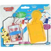 Hasbro spel sleutelhanger Mini Game Wie is het? met verrassingsspel.