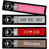 Depesche sleutelhanger vilt rood wit met metalen sluiting en opdruk.