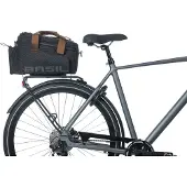 Basil Miles XL Pro Bagagedragertas 9-36L Zwart/Grijs Waterdicht Uitklapbaar Geïsoleerd Bidonvak Voor Fietsvakantie & Dagtocht
