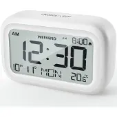 Famanu - Digitale reiswekker op batterijen, LCD-display, snooze- en weekendmodus, compacte tafelklok