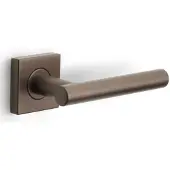 Formani Basics LB7-19BSQ deurkruk geveerd op vierkant rozet - brons