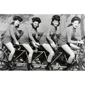 Dimex Fotobehang - Women on Bicycle 375x250cm - Vliesbehang