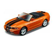 Maisto Modelauto Ford Mustang GT Convertible 2010 oranje 14 x 6 x 4 cm - Schaal 1:32 - Speelgoedauto - Miniatuurauto