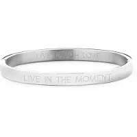Key Moments in Color 8KM BC0062 Stalen Bangle met tekst Live in the moment Grootte 58 x 50 mm Zilverkleurig