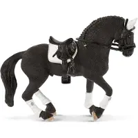 Schleich Friese Hengst, geschikt voor paardensportevenementen, artikelnummer 42457