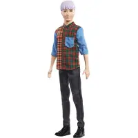 Barbie Ken Fashionistas-pop #154 met gebeeldhouwd paars haar, gekleed in een geruit overhemd met kleurblokken, zwarte spijkerbroek en laarzen. Speelgo