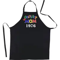 Kariban Mijncadeautje - Schort - World's Best Mom - geboortejaar -mooie en exclusieve keuken- of barbecueschort - 90% polyester en 10% katoen - zwart