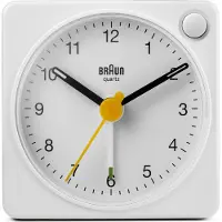 Braun Classic Reiswekkerradio met Snooze en Licht, Compact, Stille Quartz Beweging, Crescendo Pieptoon in Wit, Model BC02XW.