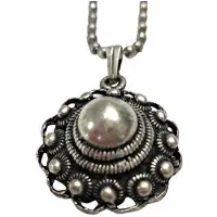 Zeeuws Meisje hanger zeeuwse knop 23 mm met oogjesrand,zwaar verzilverd, met bolletjesketting