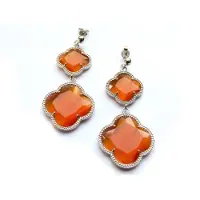 Sophie model Double Fiori groot oorringen in zilver oranje klavers