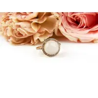 Sophie ring in roos goud gezet met witte maansteen en diamant