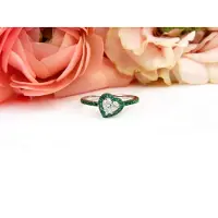 Sophie Ring in wit goud gezet met smaragd en diamant