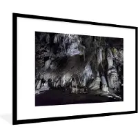 PosterMonkey Fotolijst incl. Poster - Stalactieten en stalagmieten in een grot uit de prehistorie - 120x80 cm - Posterlijst