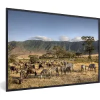 PosterMonkey Fotolijst incl. Poster - De Ngorongoro krater met veel wilde dieren die staan te grazen in Tanzania - 120x80 cm - Posterlijst