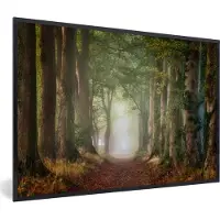 PosterMonkey Fotolijst incl. Poster - Bos - Pad - Bospad - Bomen en planten - Mist - Herfst - Bladeren - 90x60 cm - Posterlijst