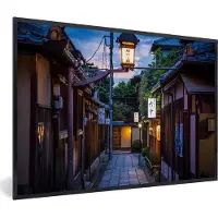 PosterMonkey Fotolijst incl. Poster - Een traditionele boom achter de straten bij Gion in Japan - 90x60 cm - Posterlijst
