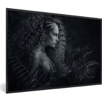 PosterMonkey Fotolijst incl. Poster - Zwart-wit portret van een vrouw tussen de varens - 30x20 cm - Posterlijst
