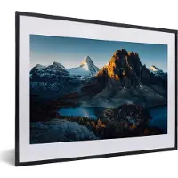 PosterMonkey Fotolijst incl. Poster - Ochtendlicht over berg en naaldbos - 40x30 cm - Posterlijst