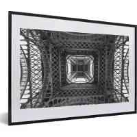 PosterMonkey Fotolijst incl. Poster Zwart Wit- Onderaanzicht van de Eiffeltoren in Parijs - zwart wit - 60x40 cm - Posterlijst